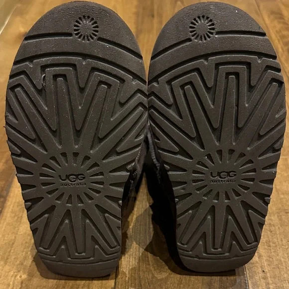 UGG Kid's Dusted Cocoa Boots - Picture 4 of 9